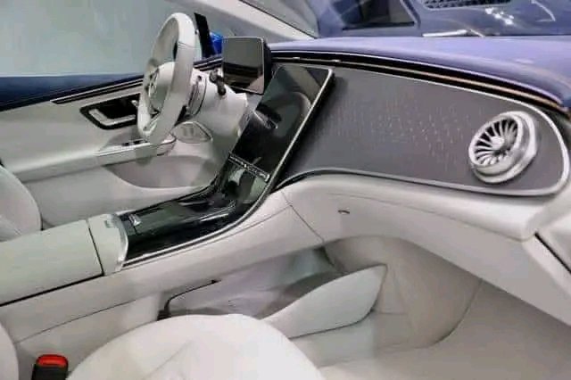 Mercedes-Benz EQE 43 – Image 33