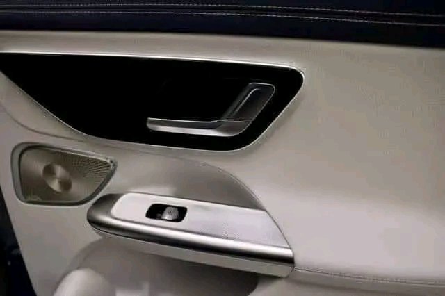 Mercedes-Benz EQE 43 – Image 24