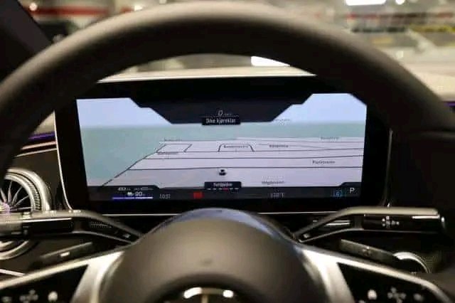 Mercedes-Benz EQE 43 – Image 34