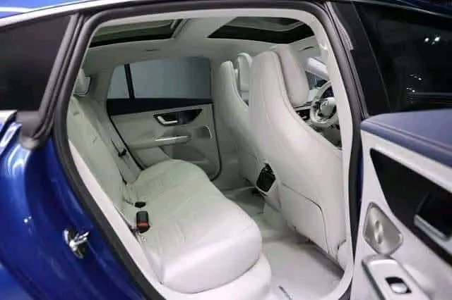 Mercedes-Benz EQE 43 – Image 12